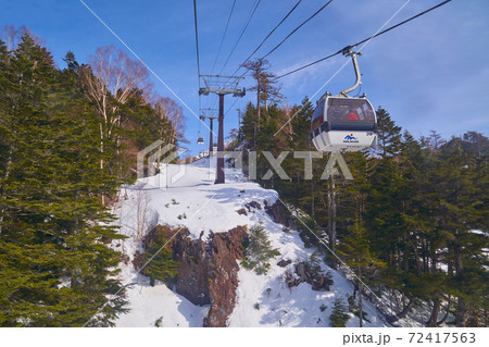 群馬県 冬の丸沼高原日光白根山ロープウェイから南東(白根山,ゲレンデ,山頂駅)方面を見る 72417563