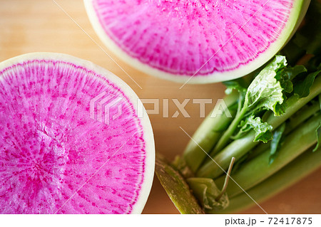 二つに割った紅芯大根の写真素材 [72417875] - PIXTA