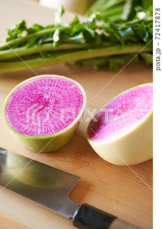 二つに割った紅芯大根 72417878