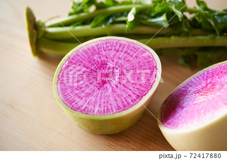 二つに割った紅芯大根の写真素材 [72417880] - PIXTA