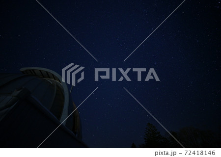 天文台のドームの背景に瞬く星空 72418146