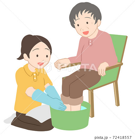 高齢女性の足浴　女性介護士(線無し) 72418557