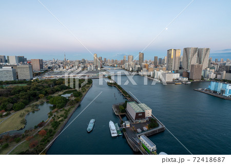竹芝のホテルのテラスから見る浜離宮恩賜庭園と隅田川の風景 竹芝のホテルのテラスから見る浜離宮恩賜庭園と隅田川の風景 72418687