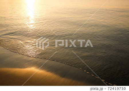神奈川県逗子海岸の夕日 神奈川県逗子海岸の夕日 72419730