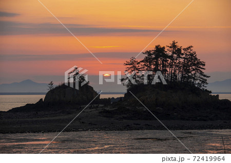 夕焼け 島 海 72419964