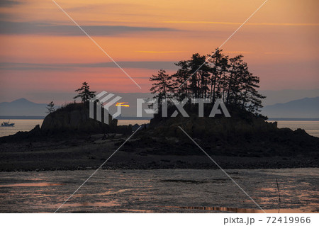 夕焼け 島 海 72419966