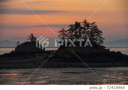 夕焼け 島 海 72419968