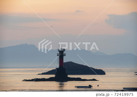 夕焼け 島 海 72419975