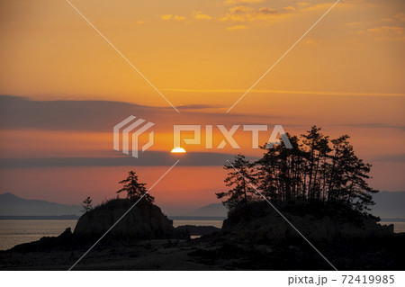 夕焼け 島 海 72419985