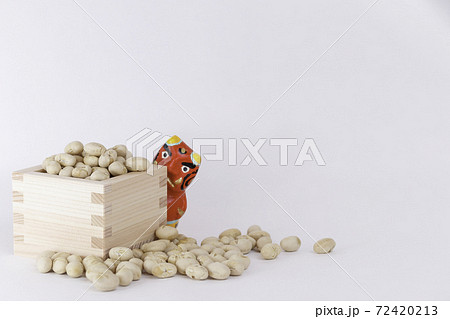 節分 白い背景に升に入った豆と赤鬼の写真素材