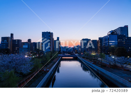 夕暮れに赤く染まった空と川面 72420389