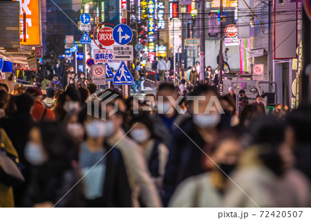 日本の横浜都市景観 新型コロナの感染拡大が加速・それでも横浜駅前にはマスク姿の人たちが=12月12日 日本の横浜都市景観 新型コロナの感染拡大が加速・それでも横浜駅前にはマスク姿の人たちが=12月12日 72420507