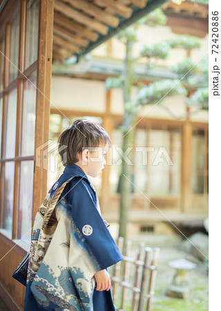 七五三で着物を着て庭を見ている男の子 72420886
