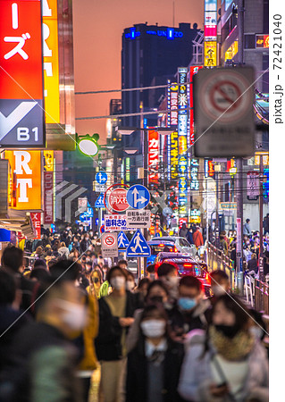 日本の横浜都市景観 新型コロナの感染拡大が加速・それでも横浜駅前にはマスク姿の人たちが=12月12日 日本の横浜都市景観 新型コロナの感染拡大が加速・それでも横浜駅前にはマスク姿の人たちが=12月12日 72421040