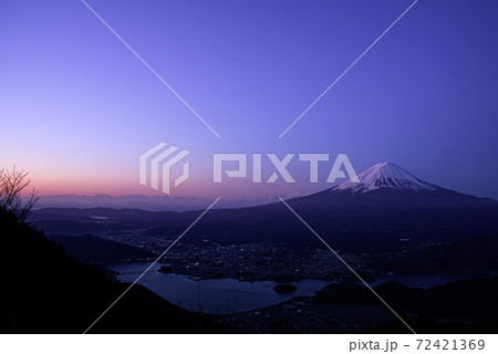 新道峠からの展望、夜明けの富士山と河口湖 新道峠からの展望、夜明けの富士山と河口湖 72421369