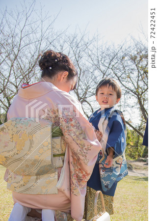 七五三で神社にお参りをする男の子 72422451