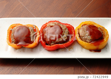 パプリカの肉詰め(オレンジ、赤、黄色による三色で) パプリカの肉詰め(オレンジ、赤、黄色による三色で) 72422949
