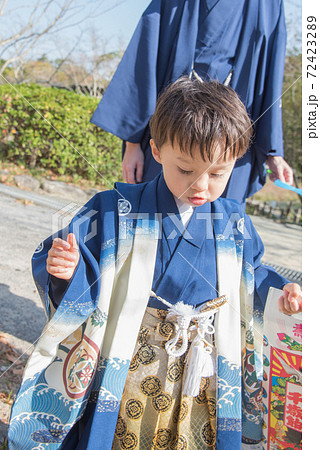 七五三で着物を着る男の子 72423289