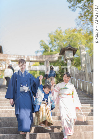 七五三で神社にお前りに来た家族 72423717