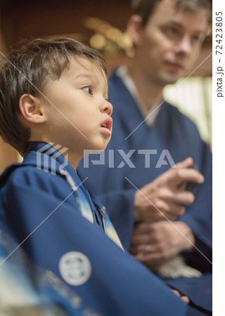 七五三で着物を着る男の子 72423805