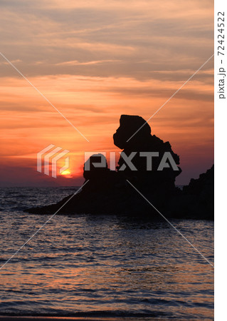 美しい西方海岸の人形岩と夕日 72424522