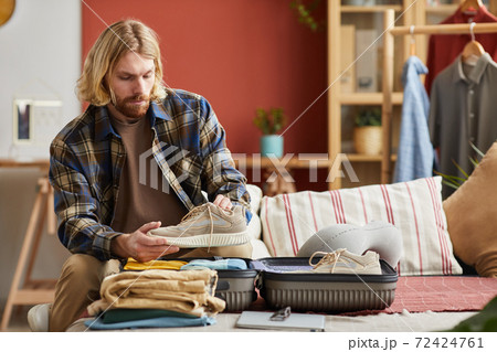 Man packing suitcase Man packing suitcase 72424761