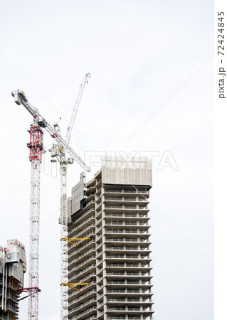 ロンドン東のドックランズの工事中の高層ビル 72424845