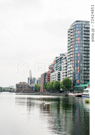ロンドン東のドックランズにある川沿いの近代的なマンション ロンドン東のドックランズにある川沿いの近代的なマンション 72424851