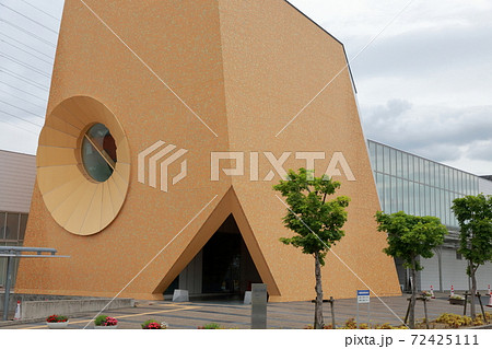 オレンジ色の建物（日進市立図書館　愛知県日進市） 72425111