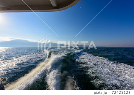 愛媛県の猫島、青島へ向かうフェリーが立てる波しぶき 72425123