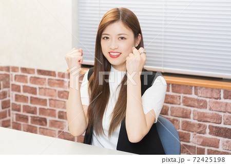 ガッツポーズをする若い女性 ガッツポーズをする若い女性 72425198