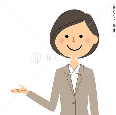 説明するスーツの女性 72425407