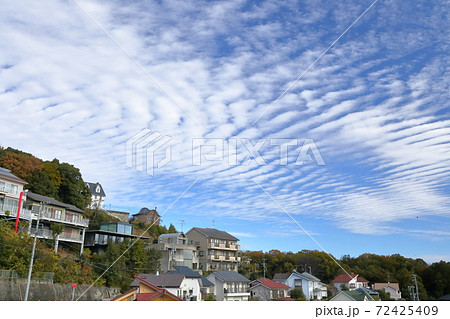 住宅街に広がる秋空（愛知県日進市 岩崎町 竹ノ山） 72425409