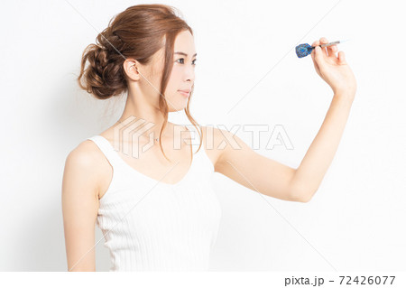 ダーツの矢を持つ若い女性 ダーツの矢を持つ若い女性 72426077