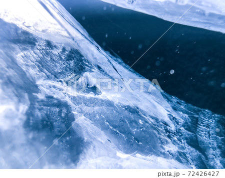 Pattern of crack in ice. Frozen water textured background 72426427