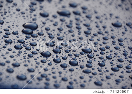 コーティングした車のボディの雨粒 72426607