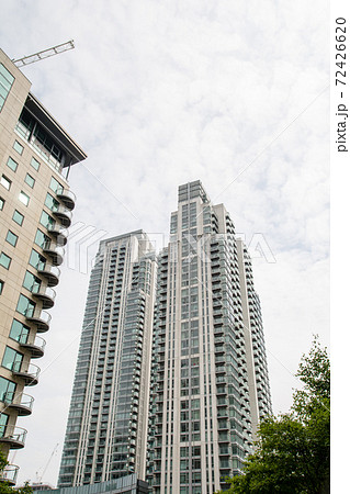 ロンドン東のドックランズの高層ビル群 72426620