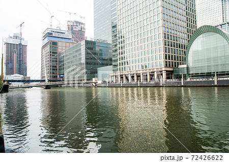 ロンドン東のドックランズの川沿いの高層ビル群 72426622