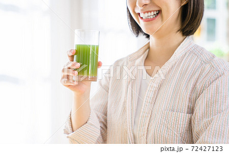 野菜ジュースを持つ若い女性 野菜ジュースを持つ若い女性 72427123