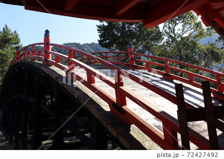 神社の橋 72427492