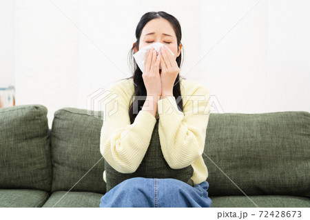 ティッシュで鼻をかむ女性 72428673