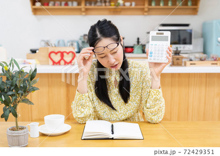 電卓を持つ女性 電卓を持つ女性 72429351