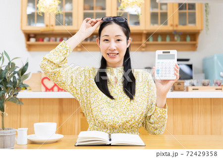 電卓を持つ女性 72429358
