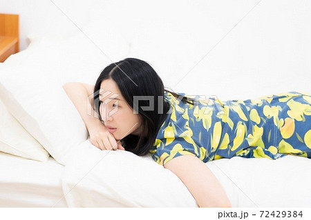 ベッドに寝転ぶ女性 ベッドに寝転ぶ女性 72429384