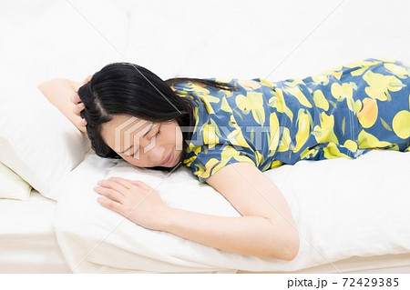 ベッドに寝転ぶ女性 ベッドに寝転ぶ女性 72429385