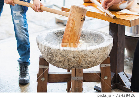 もちつきをする様子 72429426