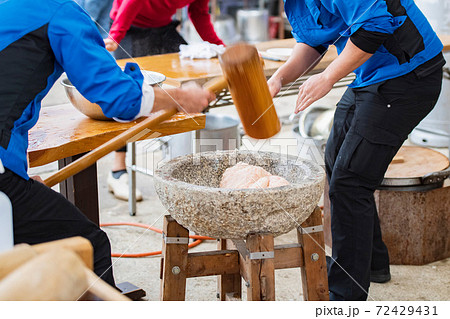 もちつきをする様子 もちつきをする様子 72429431