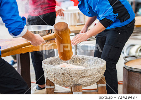 もちつきをする様子 72429437