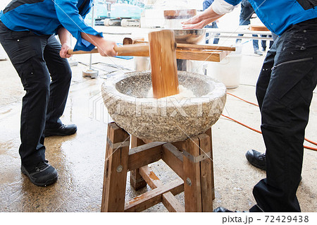 もちつきをする様子 もちつきをする様子 72429438