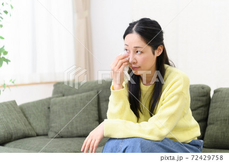 涙を拭く女性 涙を拭く女性 72429758